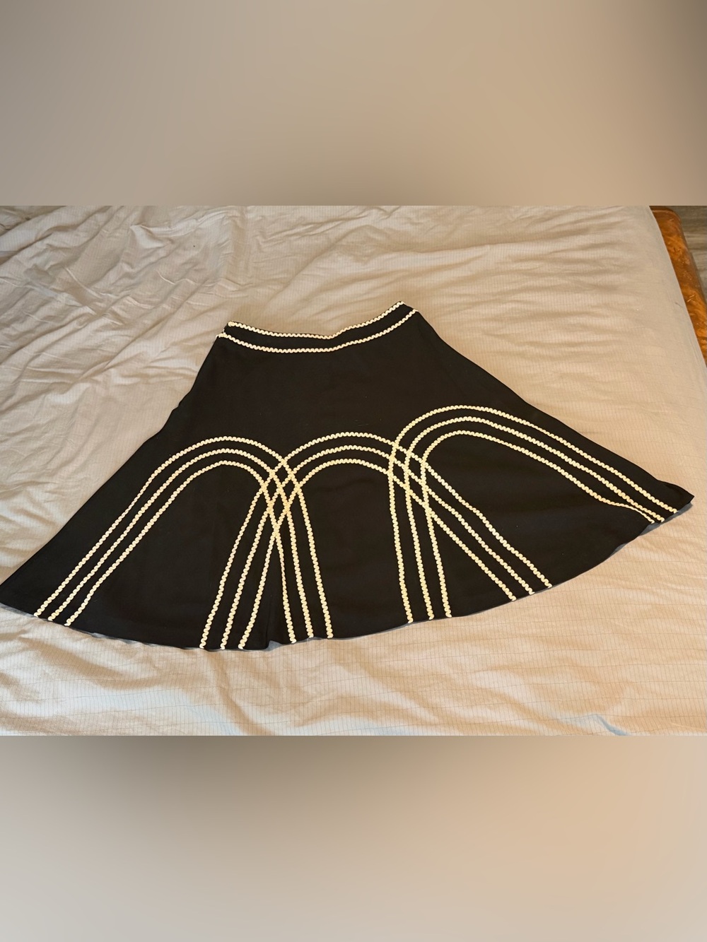 SUNNY LEIGH SKIRT WOMENS SIZE 10 FLARED EMBROIDERY BLACK CREAM